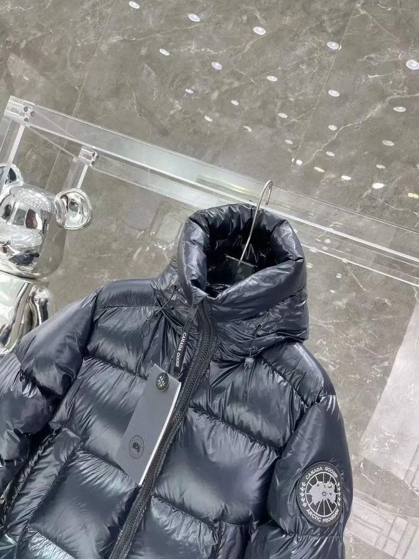 P780 Canada Goose/Canada Goose 2022 limited new Crofton puff down jacket top version (exclusive to the entire network)‼ ️ ‼ ️Top version, ceiling level‼ ️ Crofton soft bread, the latest style in 2022, with cold protection effect up to level 4, made of recycled Feather-Light tear-resistant fabric, ultra-light, and no weight on the upper body at all! The unique black label highlights your temperament‼ ️ Canada Goose, a Canadian brand, has always been recognized as the warmest down jacket. Various Instagram celebrities, Internet celebrities, and celebrities often wear it for street photos. I do Canada Goose every year, but I still can’t get rid of my love for the geese. No matter how cold the weather is, there is no need to be afraid, because there are geese! Filled with 90% white duck down, Canada Goose is the legendary warmest down jacket and is known as a must-have for Arctic outdoor sports! The most popular down jacket in the world, celebrities are rushing to buy it, it is a must-have!   Same style for men and women Size: S~XXL Ready in stock